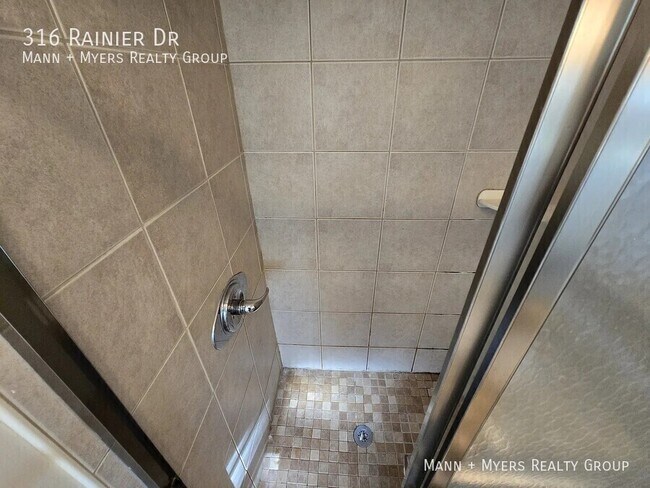Building Photo - 316 Rainier Dr