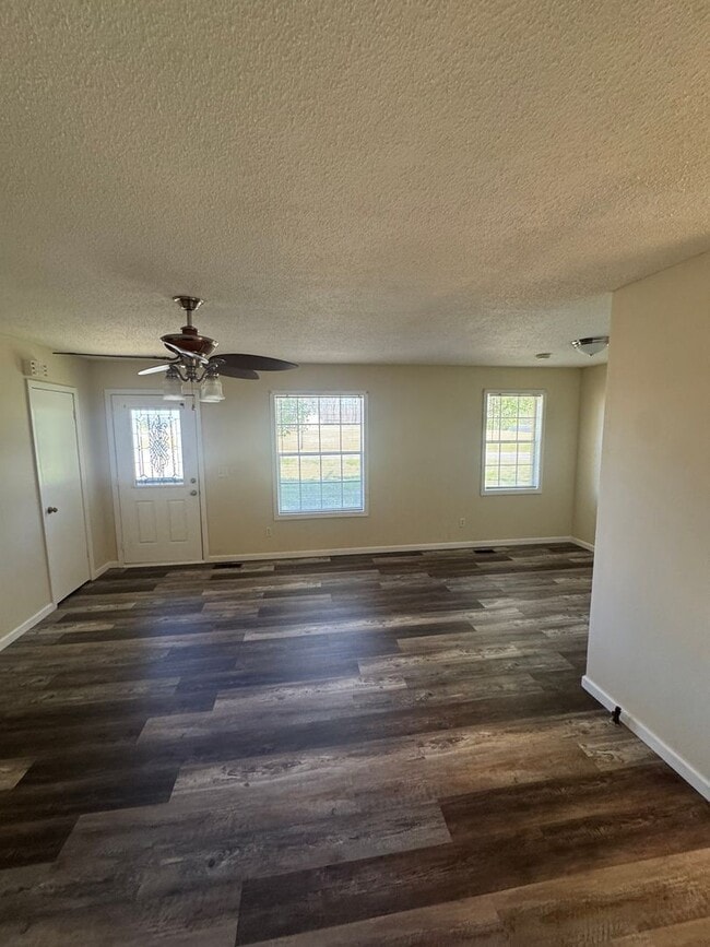 Building Photo - 2 BD, 1 BA Cozy Home in Dresden!