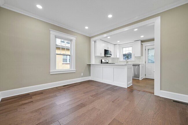 Building Photo - 25 Marinus St