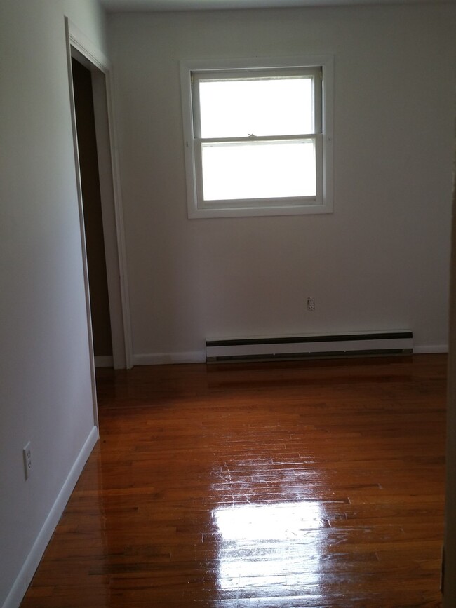 Building Photo - Spacious 3 Bedroom Townhome
