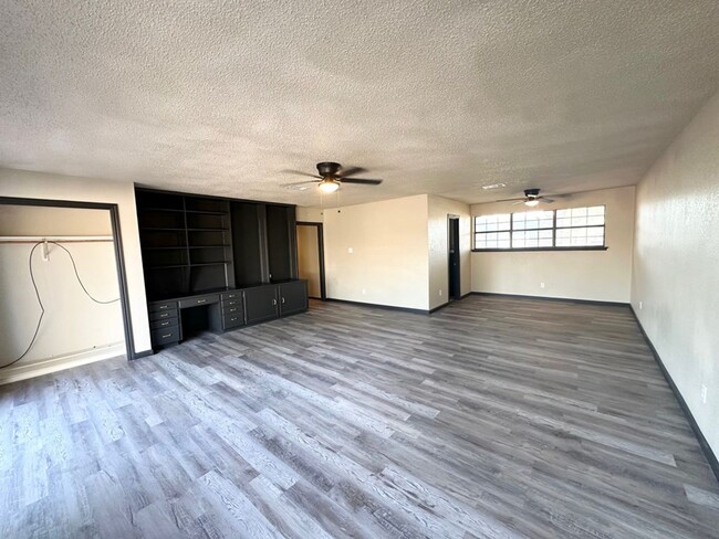 Building Photo - 5 Bedroom 3.5 Bath Ready to Rent ASAP!