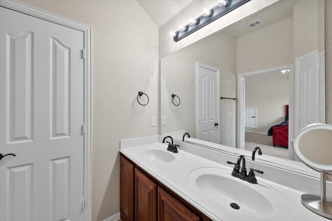 Building Photo - 1202 Killian Dr