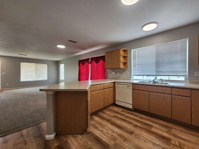 Building Photo - Great 3 Bed Ranch Style Home In Green Valley Ranch Neighborhood