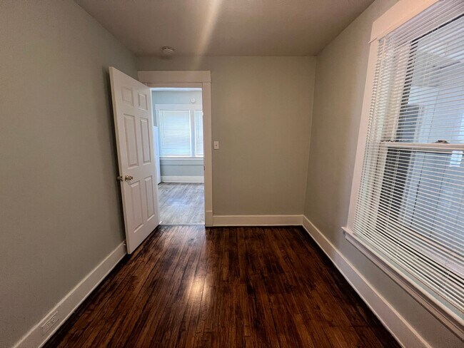 Building Photo - Upper One Bedroom - Close to Downtown Gran...