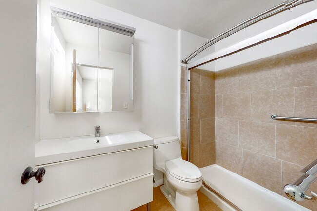 Building Photo - 242 Avenida Lobeiro