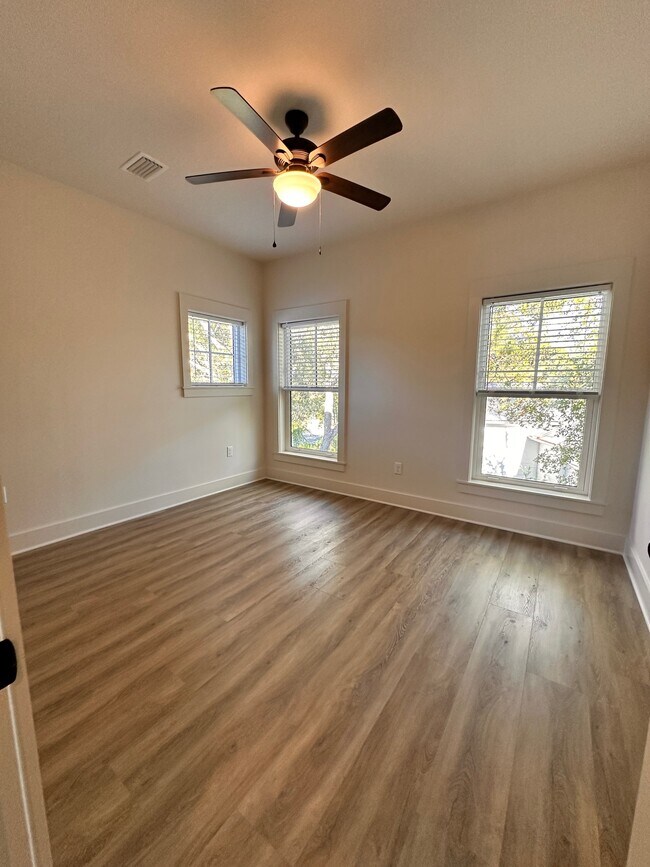 Building Photo - 220 Greenbriar Ln