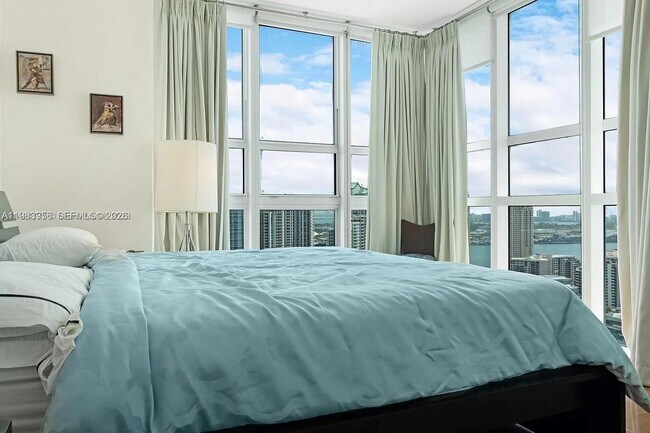 Building Photo - 950 Brickell Bay Dr