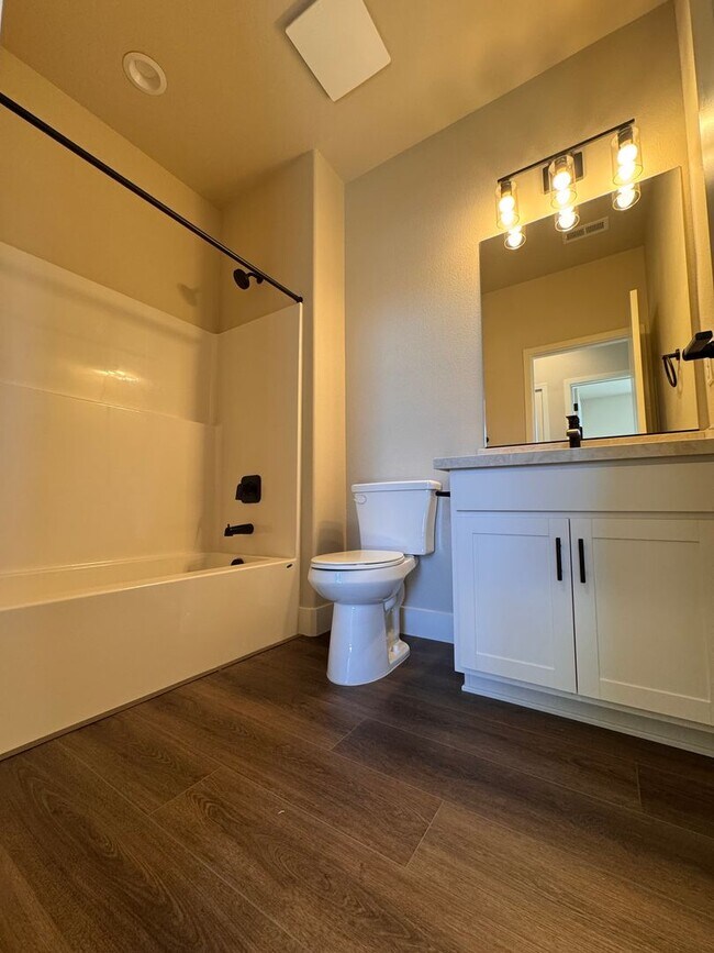 Building Photo - NEW! 3/2.5/2 Townhome in Gardnerville