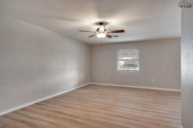 Building Photo - 1113 Lincoln Dr