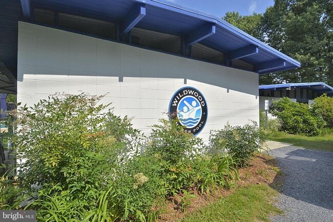 Building Photo - 6048 Rossmore Dr