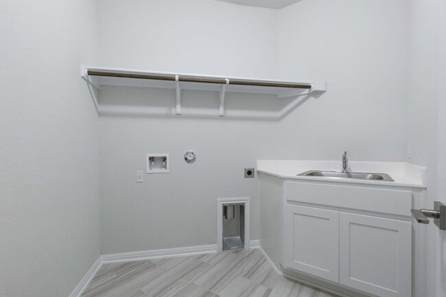 Building Photo - 924 Falkland Trace