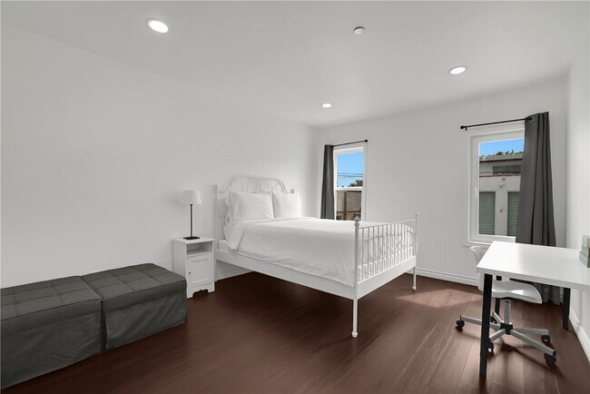 Building Photo - 2718 W Grand Ave