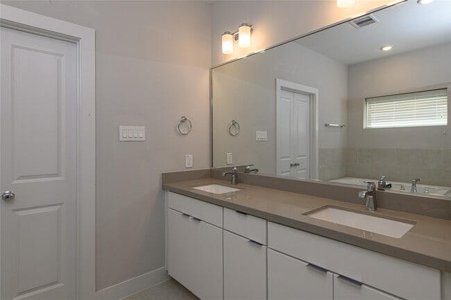 Building Photo - 1274 N Post Oak Rd