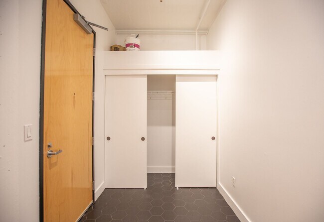 Building Photo - North Block Condo Available- Fully Remodeled Studio !