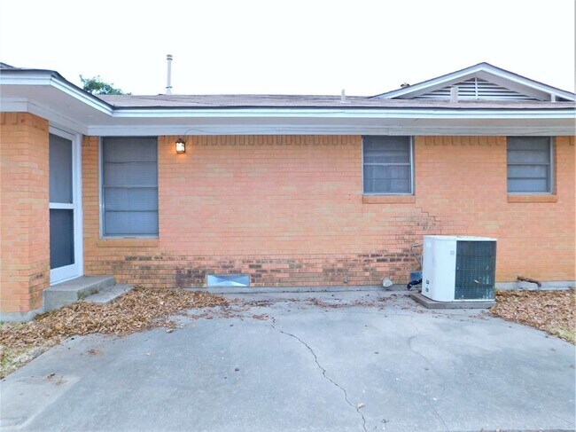 Building Photo - 1713 Crescent St