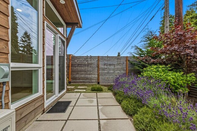 Building Photo - Air Conditioned Hilltop Gem w/ 360° Rooftop Ocean, Mountain and Skyline Views