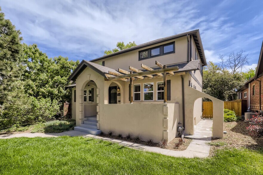 Building Photo - Spectacular Mayfair home with great backyard entertaining