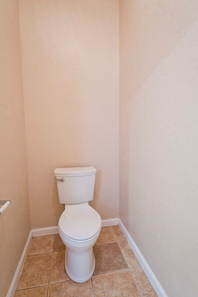 Building Photo - Ready to move in -4 bed+-2bath