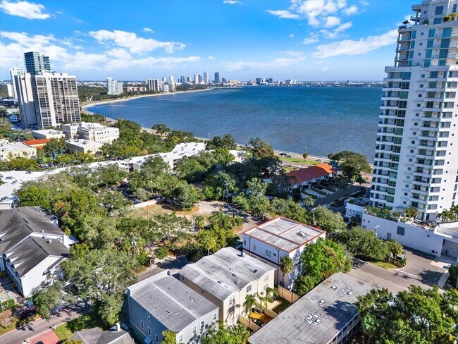 Building Photo - 3006 W Julia St