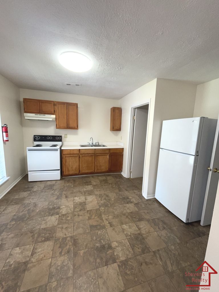 Building Photo - 140 Bybee Woods Dr
