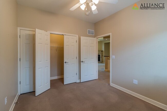 Building Photo - Great Location!