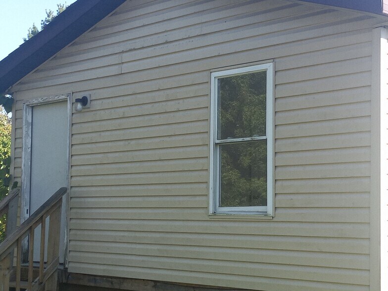 Building Photo - 4865 River Rd
