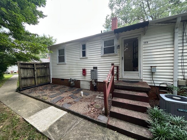 Building Photo - Cozy 2 bedroom/1 bath condo in the heart o...
