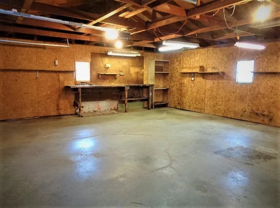 2 car garage - 312 N Main St