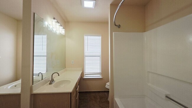 Building Photo - 5 Bedroom Beauty!  Far NorthWest SA off Potranco and Loop 1604