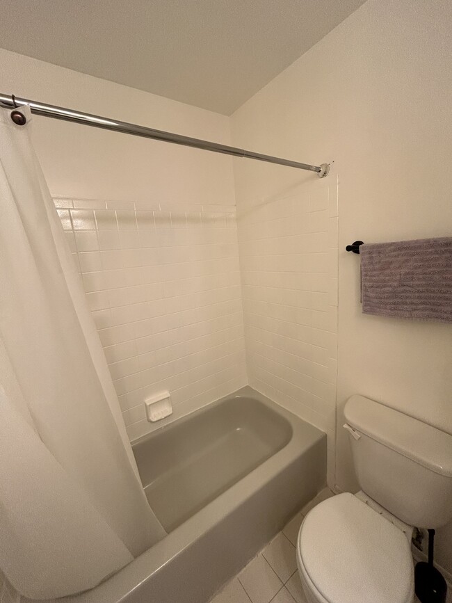 Ensuite Bathroom - 1725 Ascot Way