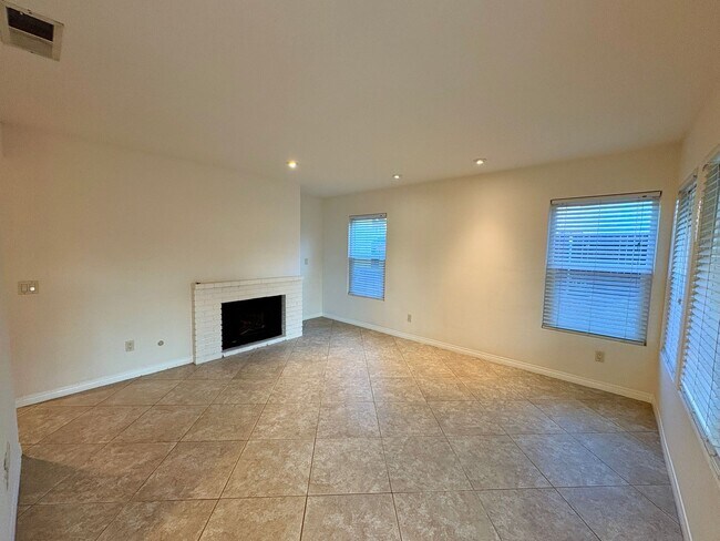 Building Photo - Beautiful Two Story Home with Large Yard - Oceanside