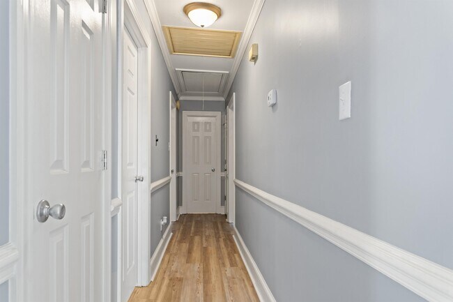 Building Photo - 1301 Roundtree Dr