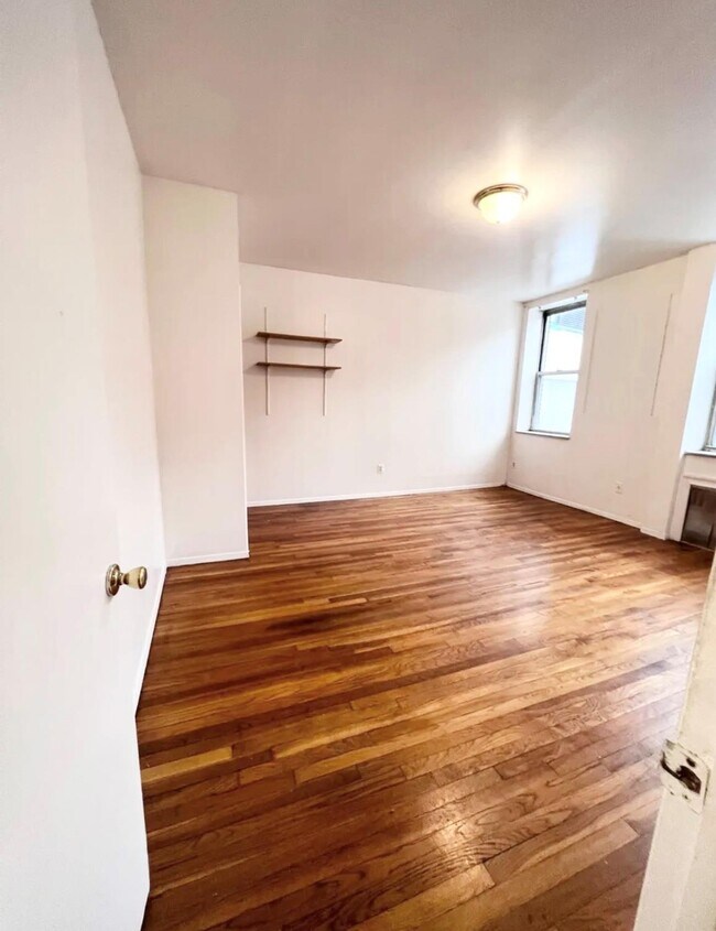 Building Photo - 707 E 189th St