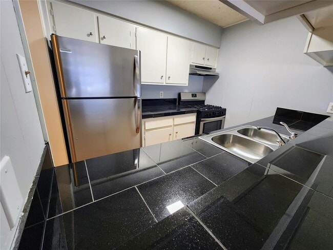 Building Photo - 608 W 51st St