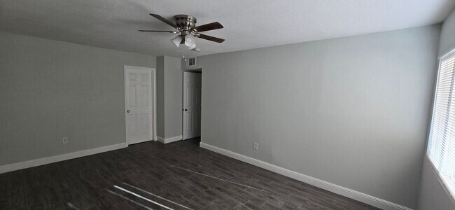 Building Photo - 1405 E Vegas Valley Dr