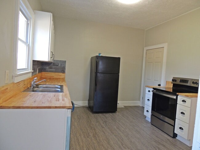 Building Photo - Two bedroom, one bath home is South Knoxville