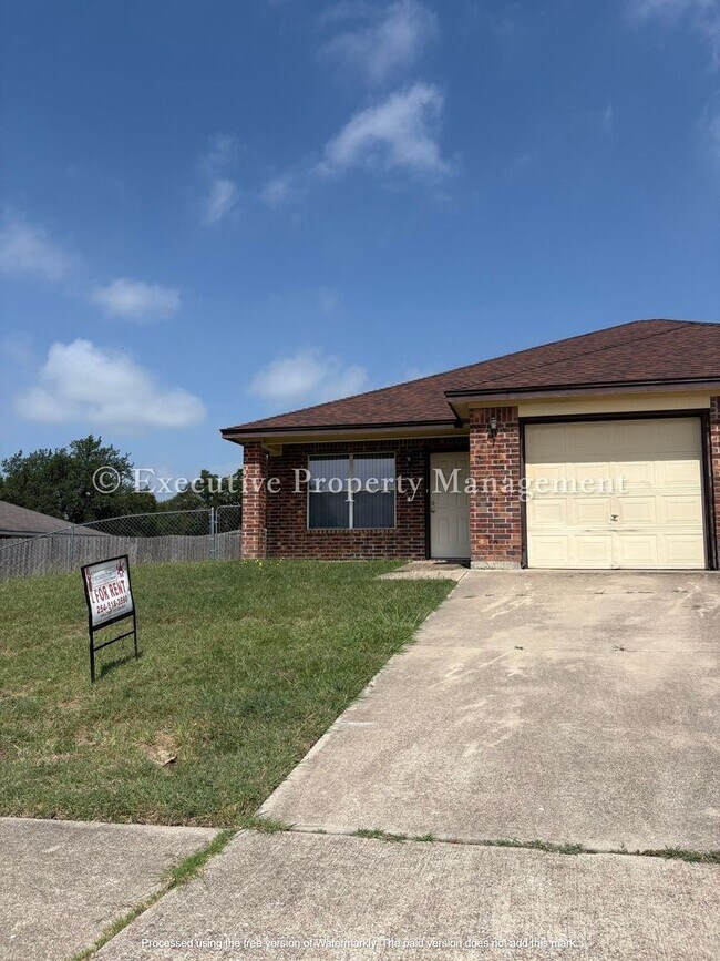 Building Photo - 331 Janelle Dr