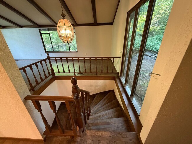 Building Photo - 3 Bed 2.5 Bath in the Heart of Bellevue