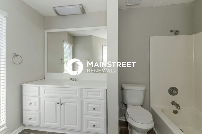Building Photo - 4 Bedroom Pet-Friendly Home in Hendersonville, TN with Main Street Renewal