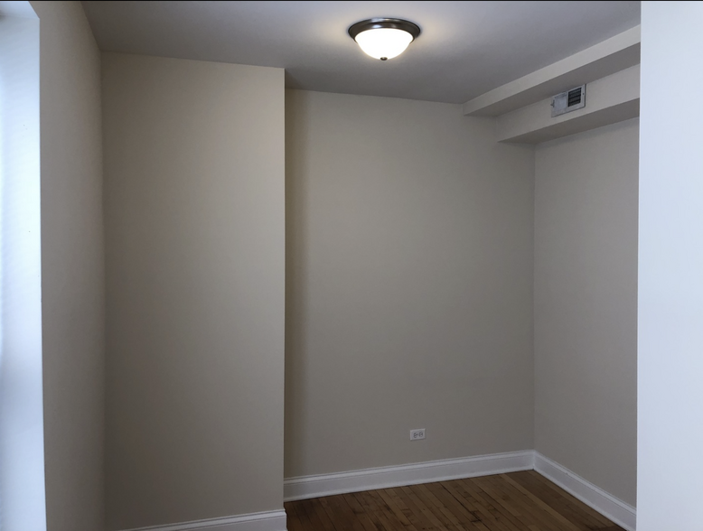 Bedroom - 1114 W Balmoral Ave