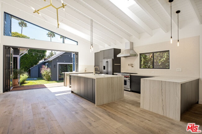 Building Photo - 1203 N Poinsettia Pl