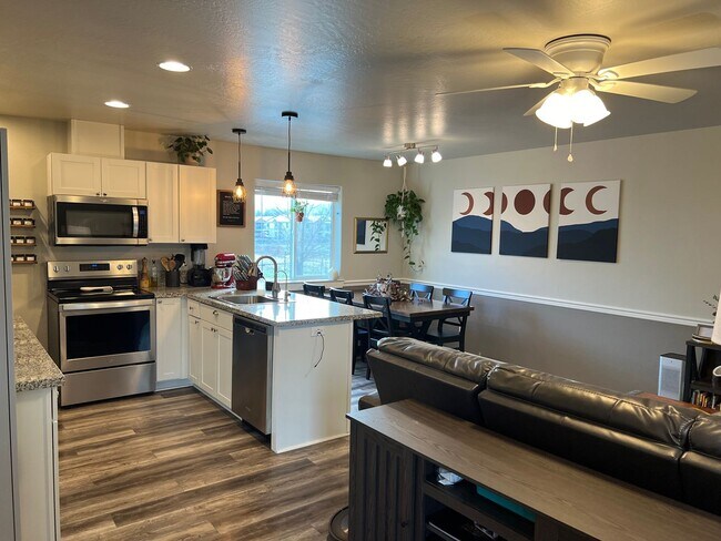 Building Photo - Cozy & Spacious Townhome for Rent