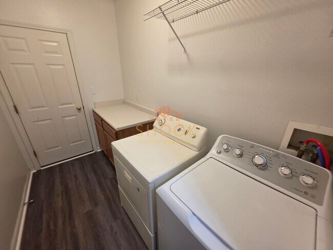 Building Photo - 3 BR Lindberg Village