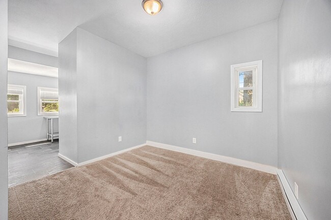Building Photo - Spacious 5BR/2.5BA in Creston with Garage & Fenced Backyard