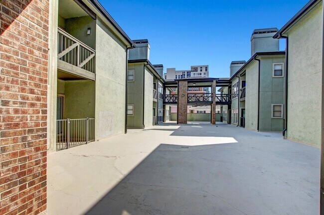 Building Photo - 807 W 25th St