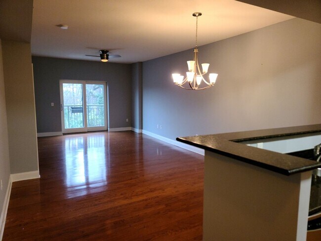 Building Photo - Gorgeous 1 bedroom, 1 bathroom condo in Mo...