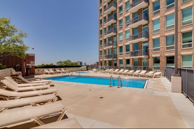 Pool/Hot Tub - 600 N Kingsbury St