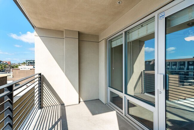 Building Photo - Walkable Little Italy Living – 3BR/3BA with Gated Parking