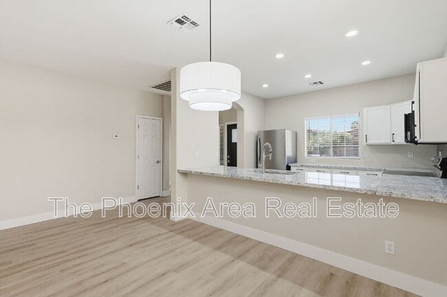 Building Photo - 554 E San Carlos Way