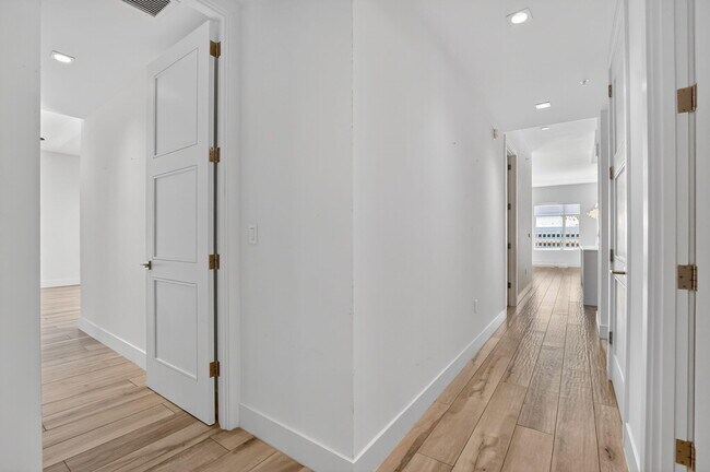 Building Photo - 155 E Boca Raton Rd